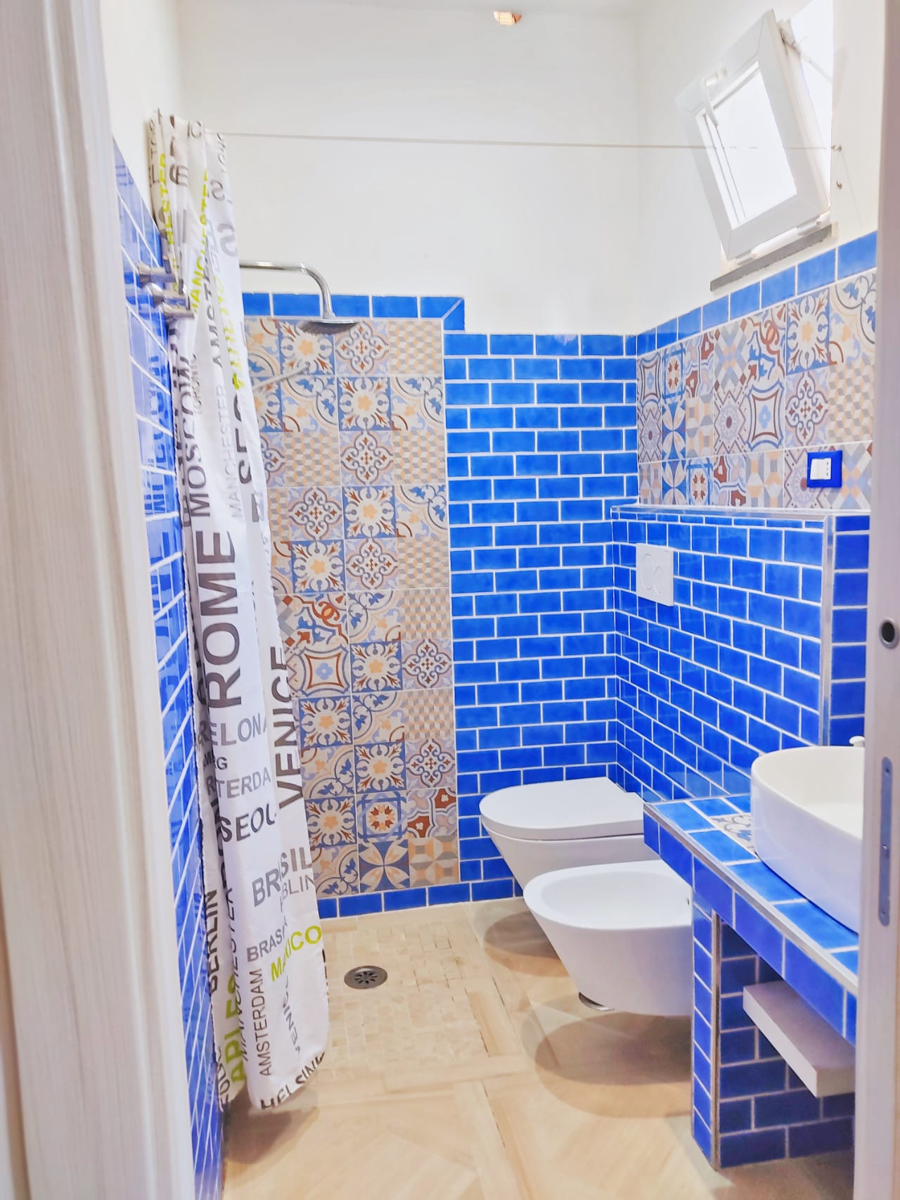 Bagno moderno con doccia e maioliche blu casa vacanze Procida CalaBlu