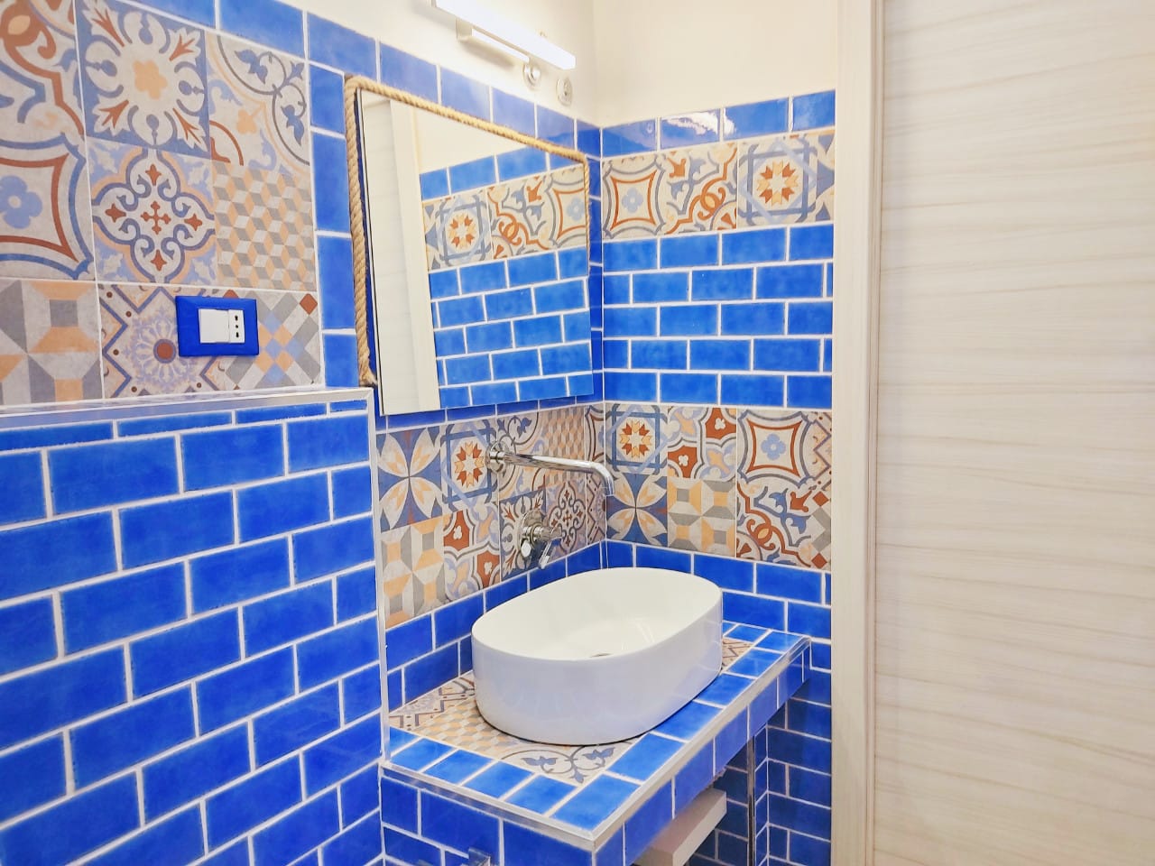 Lavabo moderno con maioliche blu casa vacanze Procida CalaBlu