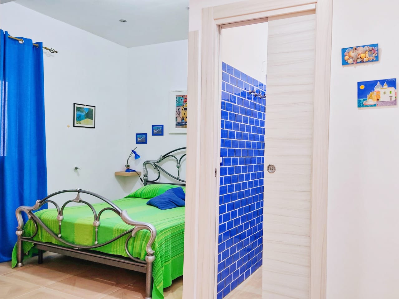 Vista camera matrimoniale e bagno casa vacanze indipendente Procida