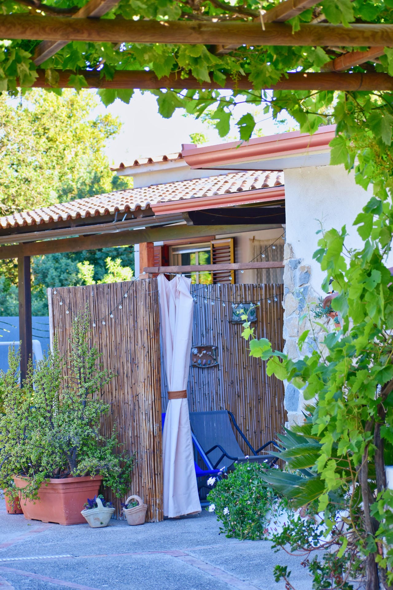 Ingresso esterno casa vacanze CalaBlu Procida con parcheggio privato