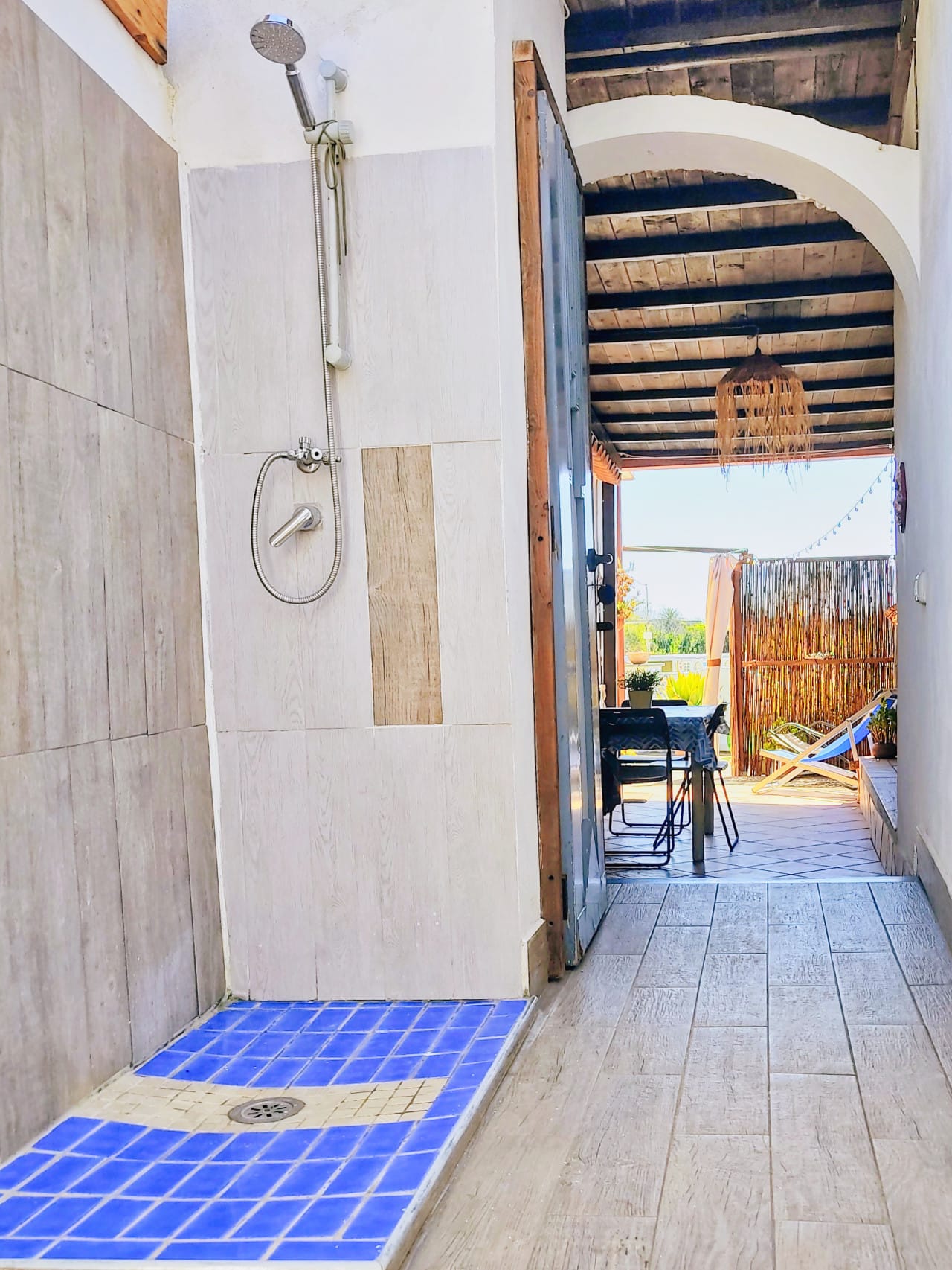 Doccia esterna privata casa vacanze Procida CalaBlu dopo spiaggia