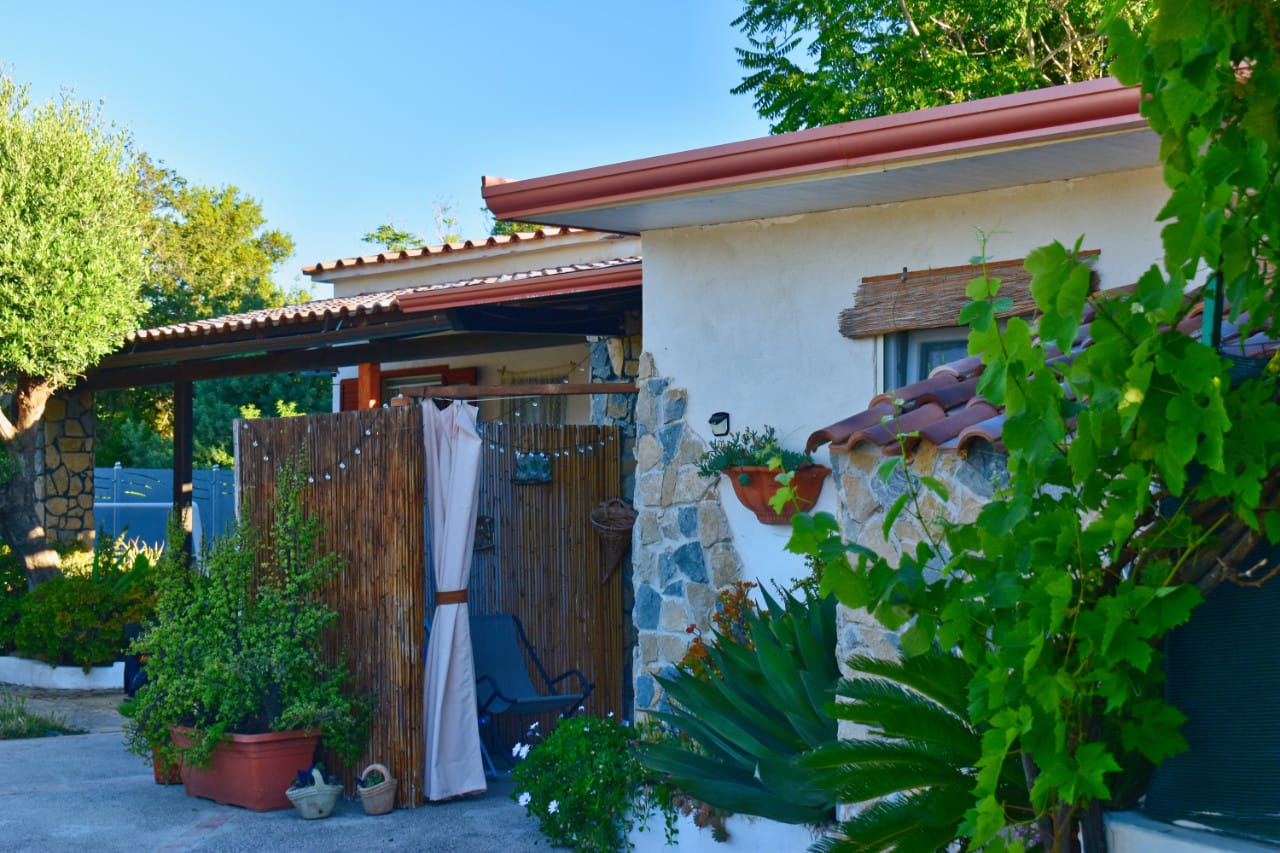 Giardino privato casa vacanze Procida con tavolo pranzo all'aperto
