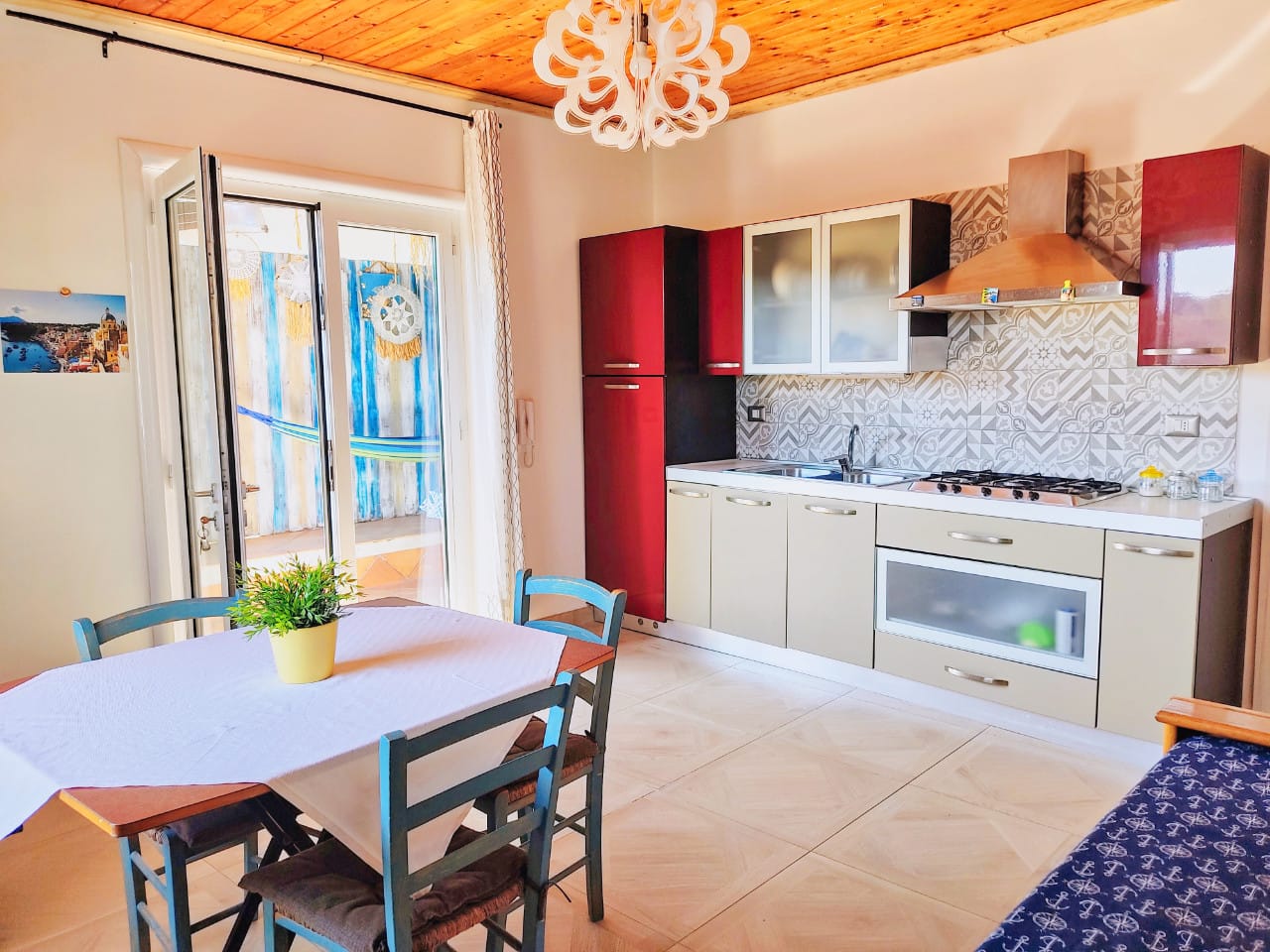 Zona pranzo e cucina casa vacanze Procida con forno e frigo